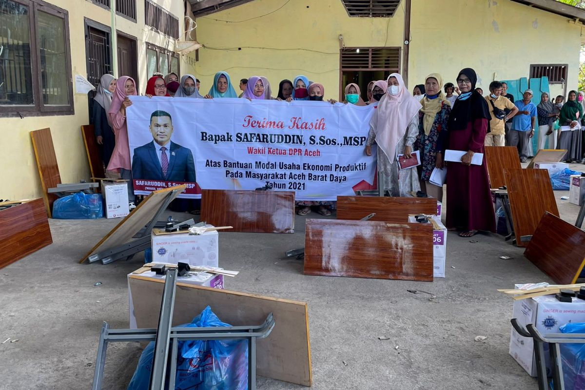 Safaruddin bantu modal usaha bagi warga wilayah barat selatan Aceh