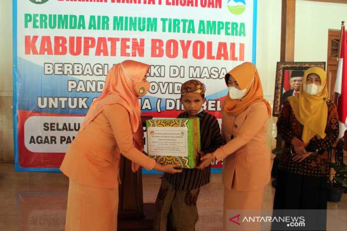 Dharma Wanita Boyolali bagikan 500 paket sembako untuk warga disabilitas