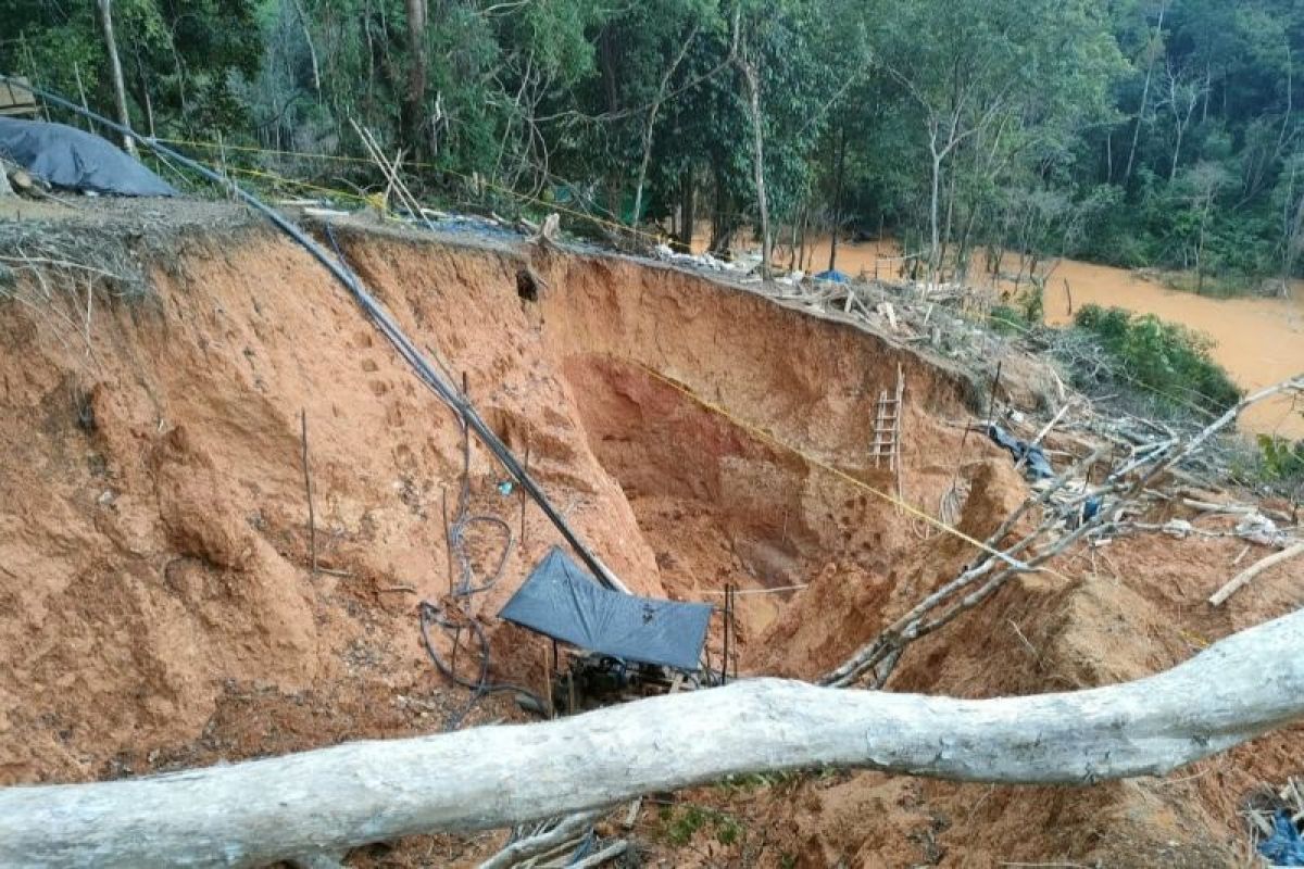 Enam penambang emas korban longsor di Kotim telah dimakamkan