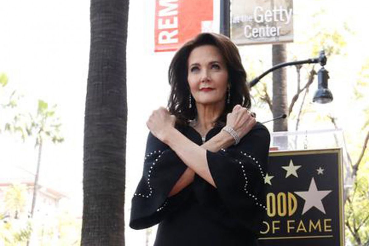 Lynda Carter rilis lagu 'Human and Divine'