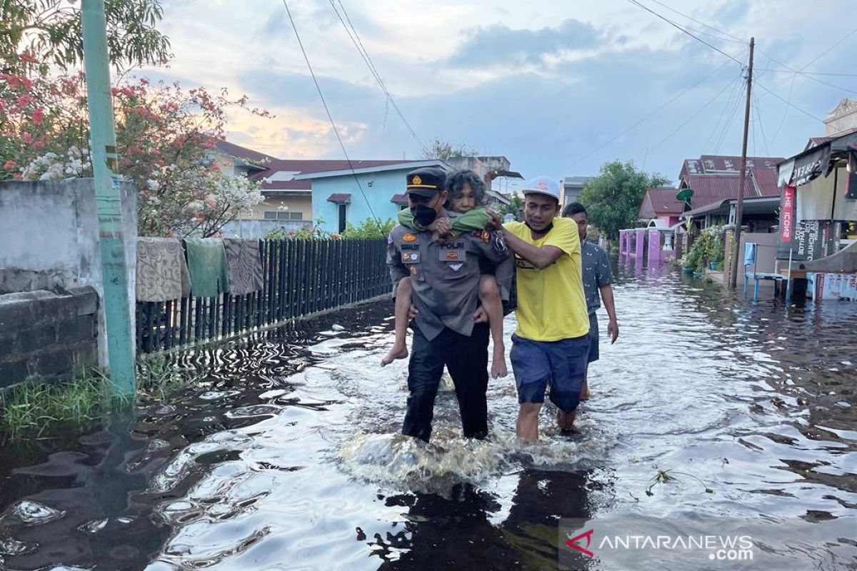 Polisi di Kota Dumai evakuasi nenek 66 tahun terjebak banjir