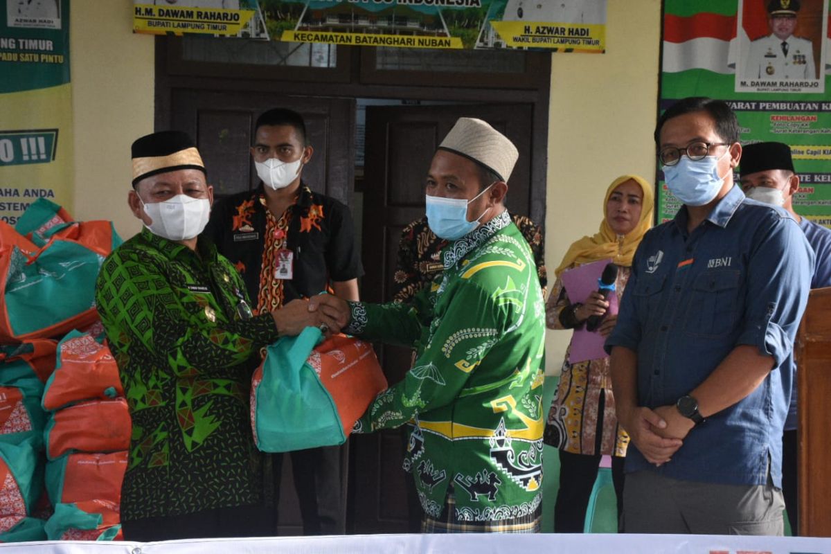 Bupati Lampung Timur serahkan bantuan kepada warga terdampak COVID-19