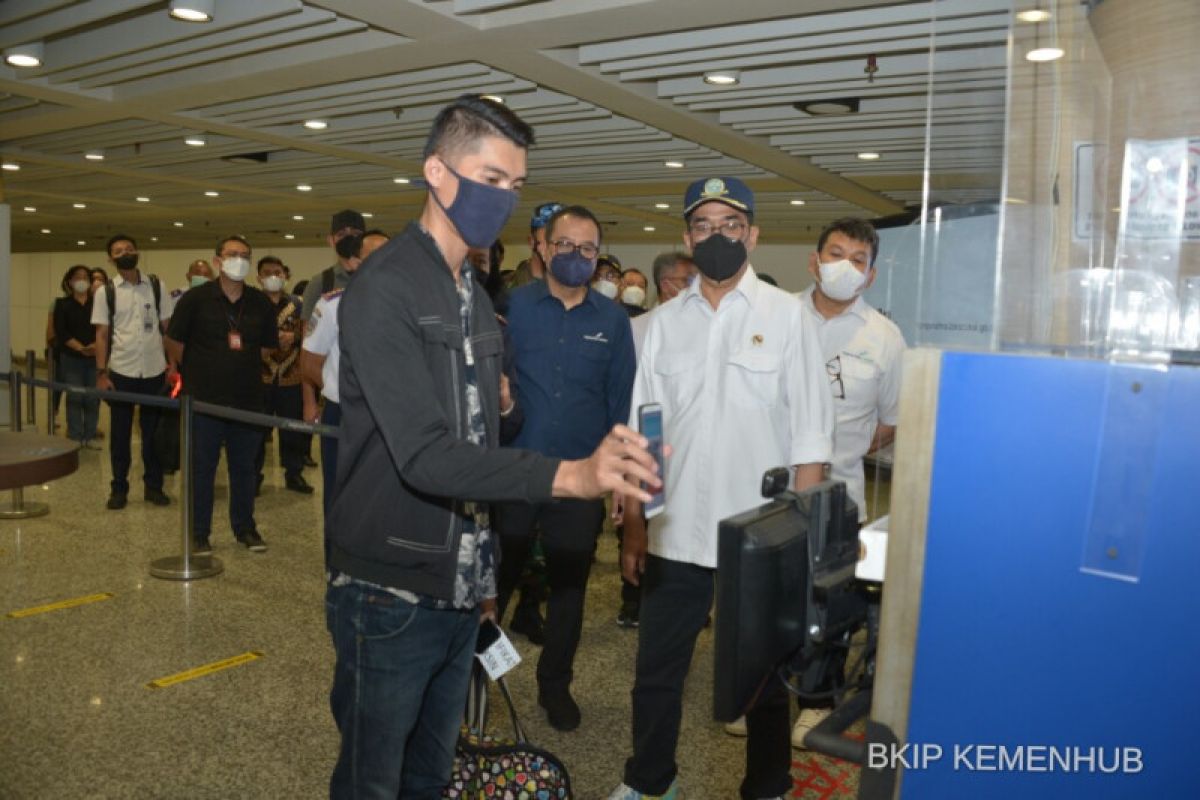 Minister Sumadi reviews arrival protocols at Ngurah Rai Airport