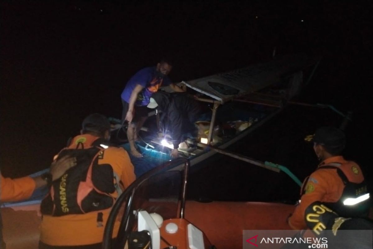 Gegara baling-baling perahu rusak, tiga nelayan terkatung-katung di laut