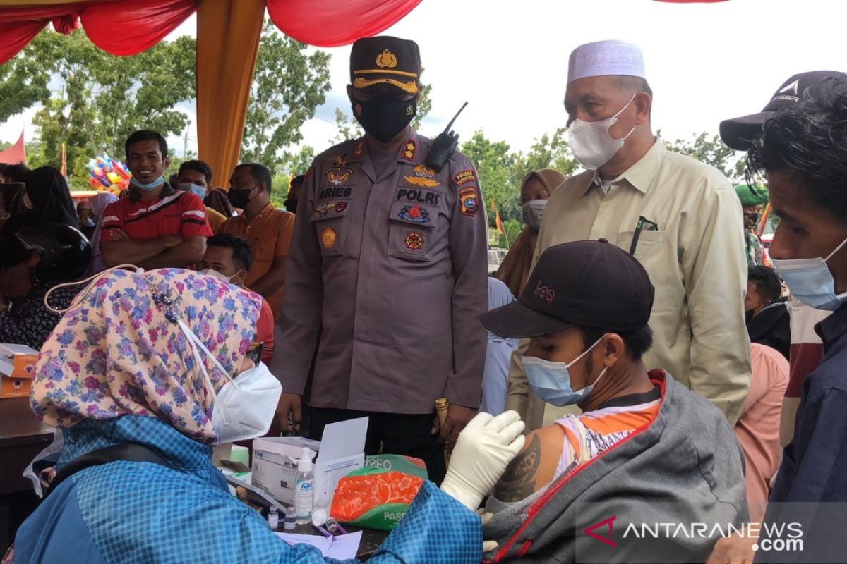 Warga Pasaman Barat antusias ikut vaksinasi dalam Sumdarsin