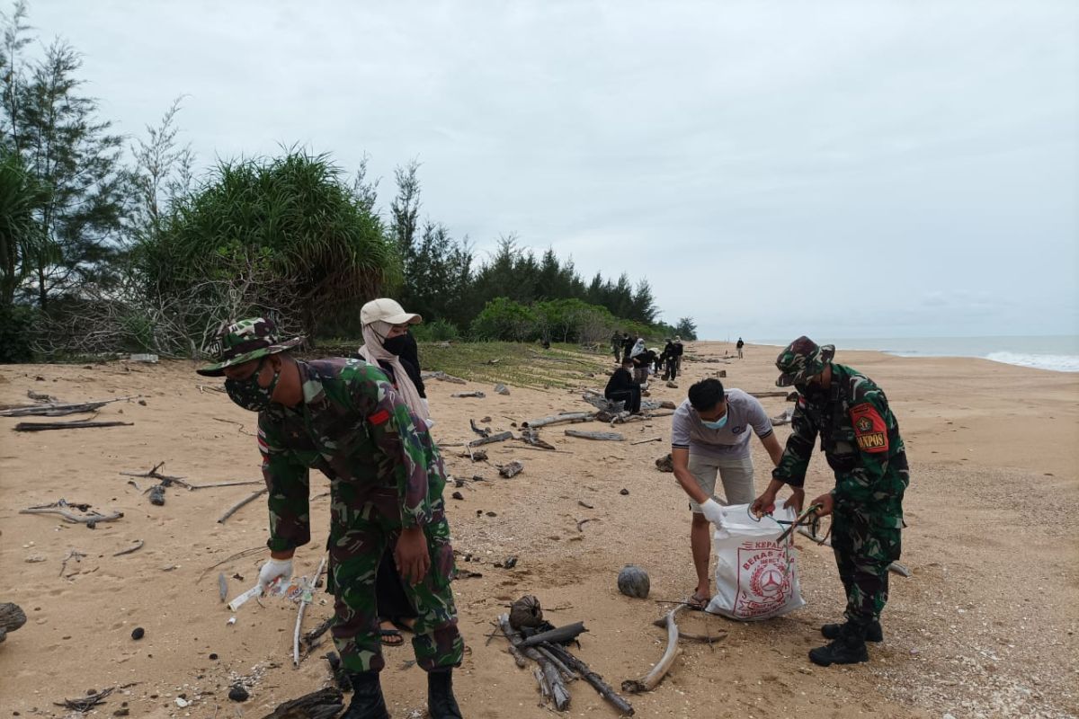 Youth Pledge Day: Army organizes beach clean-up, releases turtles