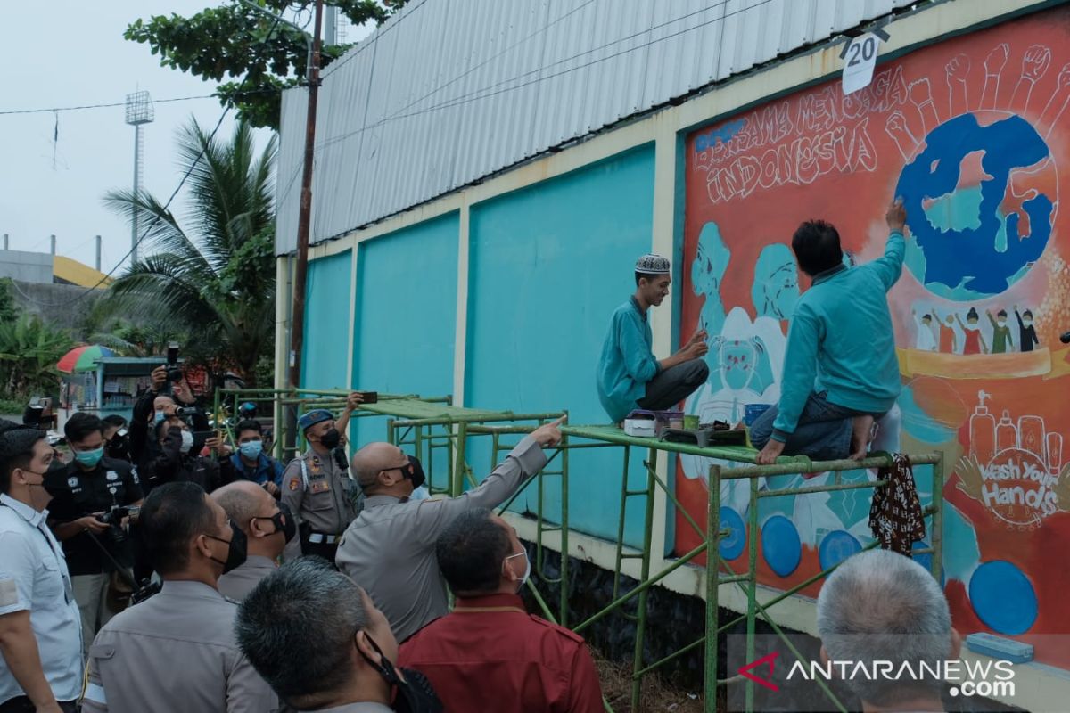 Pemural Kalsel berkarya positif edukasi bangkit dari pandemi