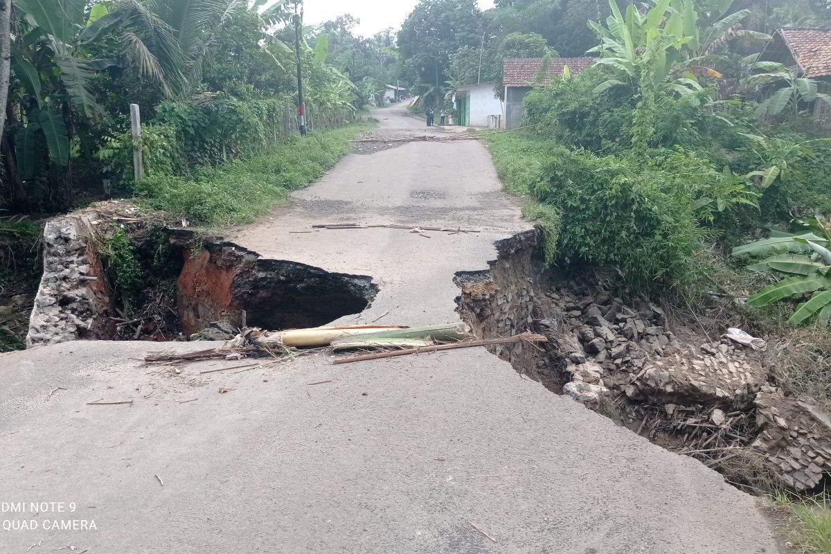 Ruas jalan Rangkasbitung-Muncang di Lebak Banten longsor