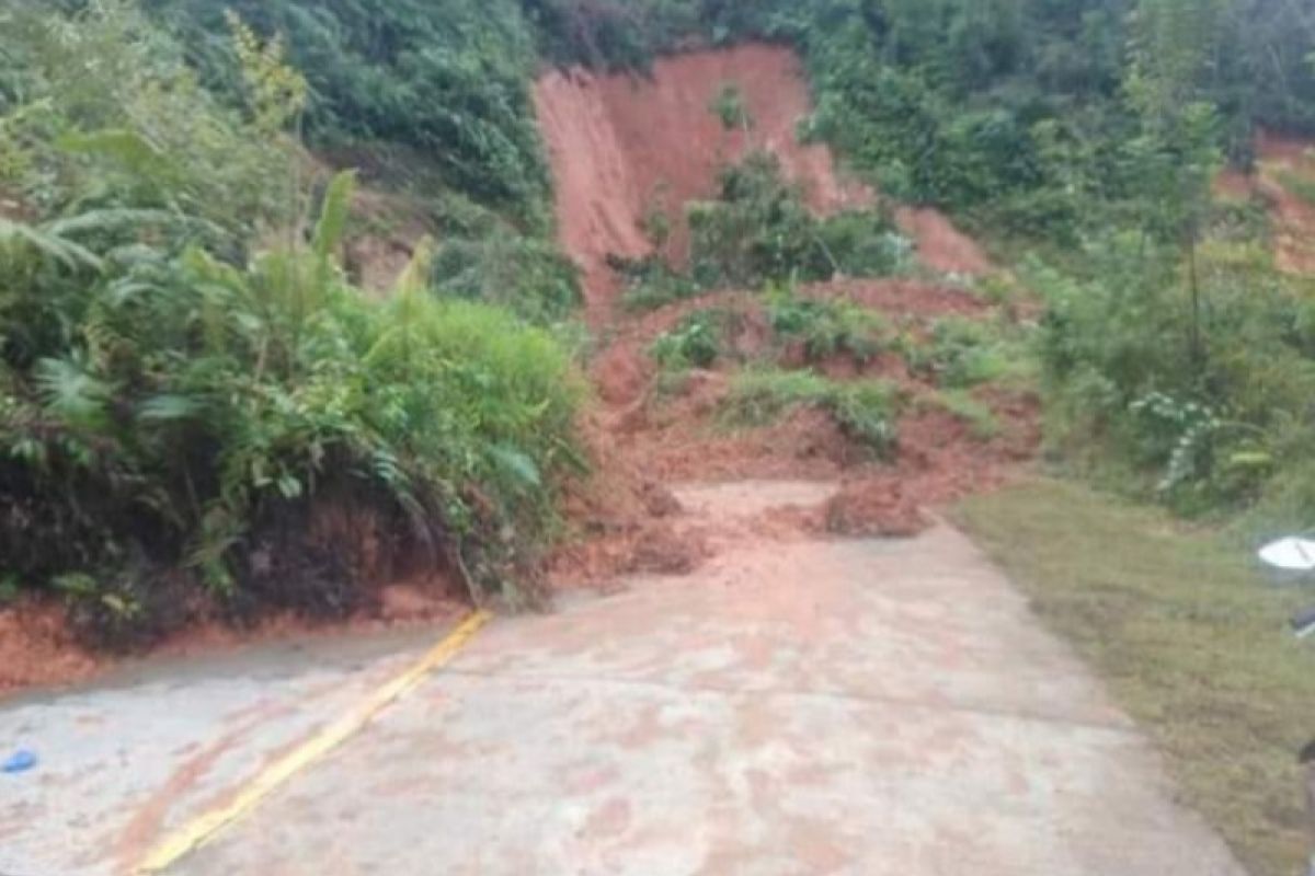 Longsor tutup jalan nasional Mamuju-Mamasa Sulbar