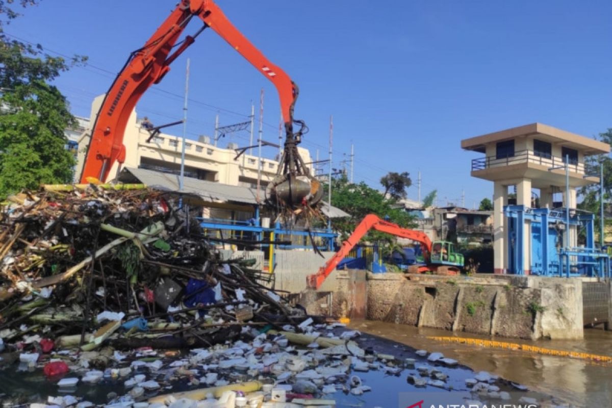 Sampah menumpuk, Pemkot Jakarta Selatan targetkan kurangi 345 ton sampah per hari