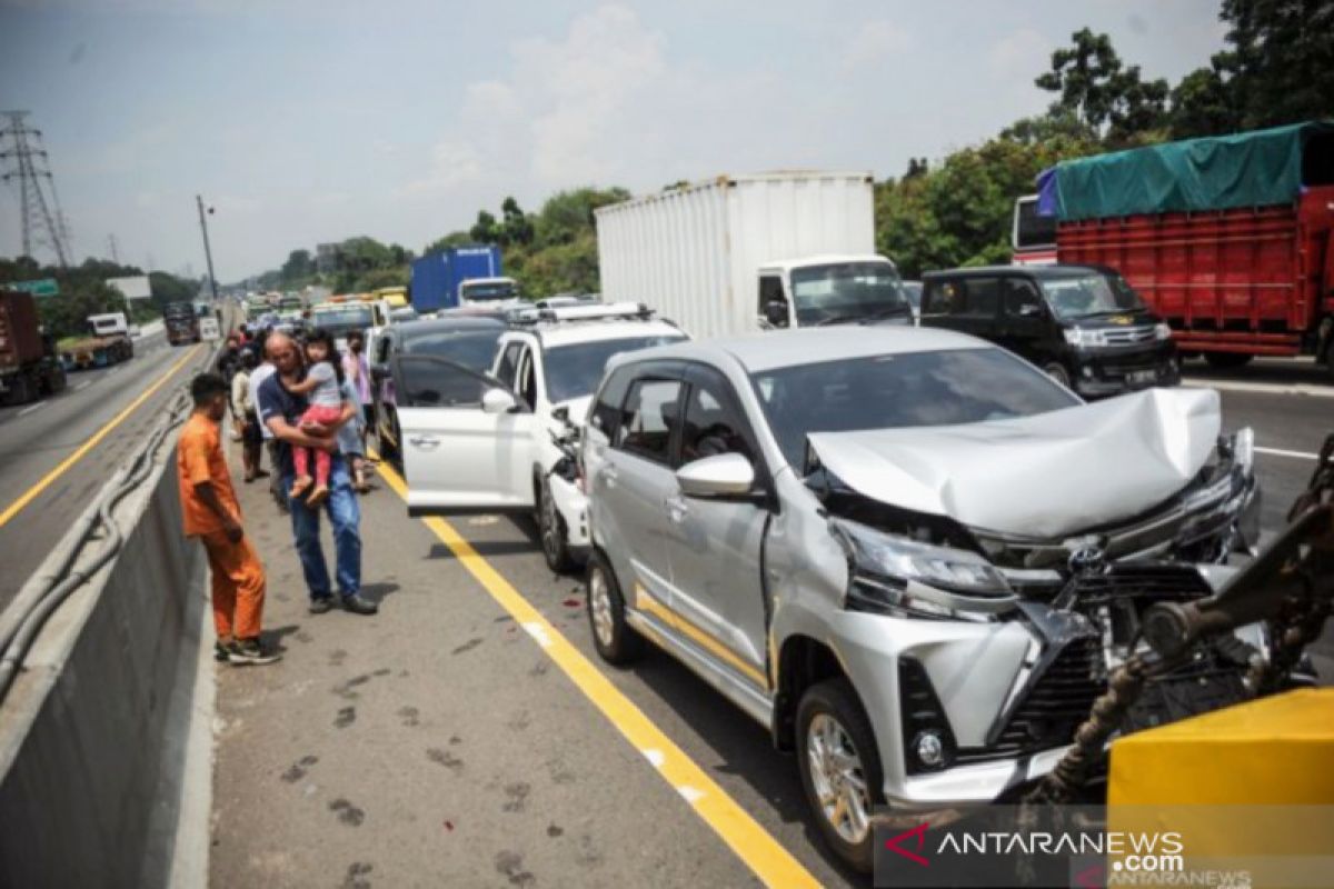 Kecelakaan beruntun 11 kendaraan di Tol Jakarta-Cikampek akibat tidak antisipasi jarak