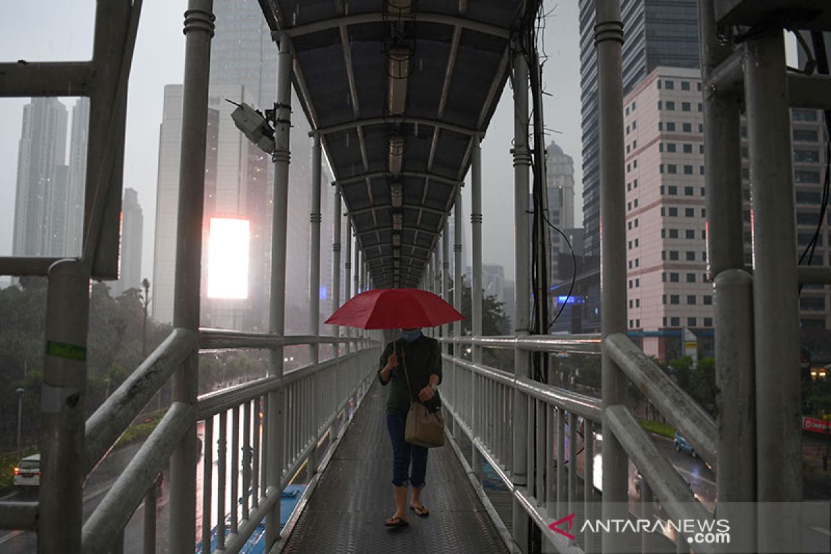Cuaca Jakarta Sabtu, warga waspada hujan disertai petir