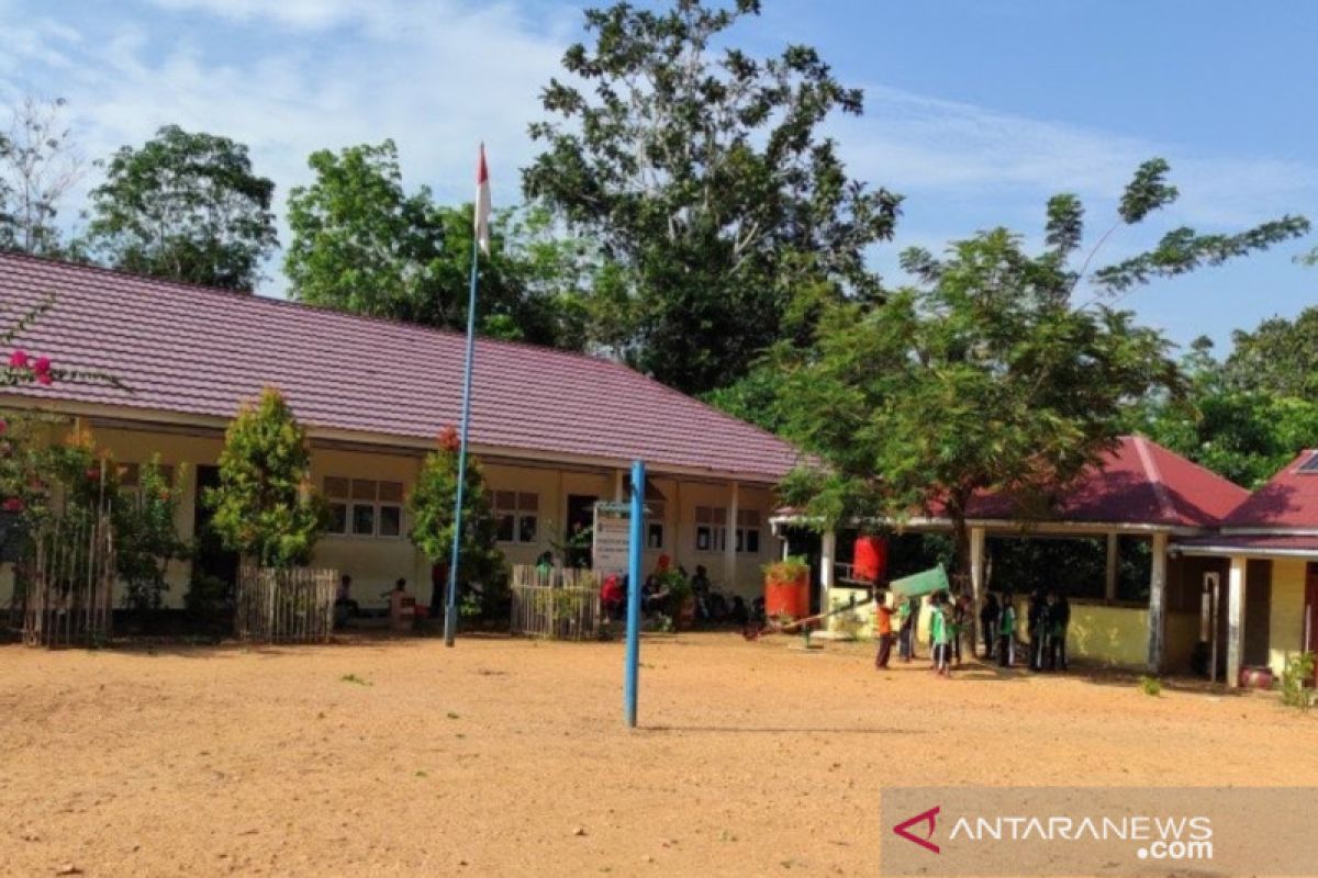 Menjaga asa pendidikan anak suku pedalaman di Riau