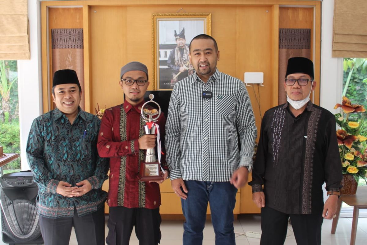 Wagub Sumbar bantu biaya pendidikan peraih juara pertama  STQ Nasional