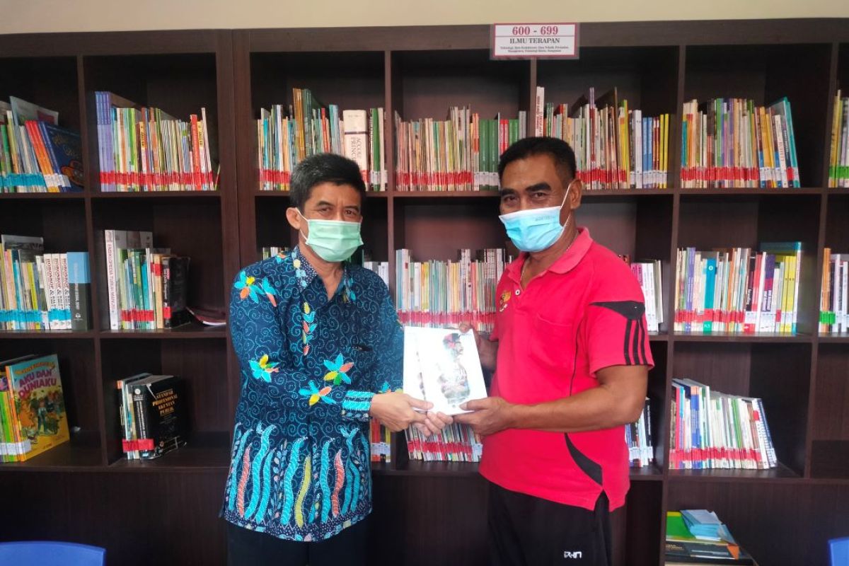 HUT ke-84, LKBN ANTARA Bali sumbang 100 buku ke Perpustakaan Sabha Widya Sradha Denpasar