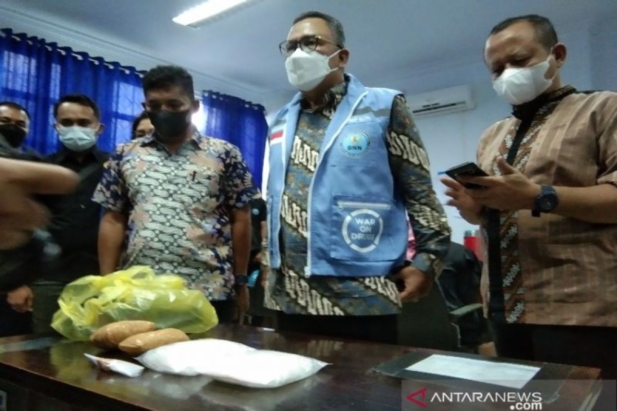 BNN Sultra tangkap pasangan suami istri bawa sabu-sabu satu kilogram