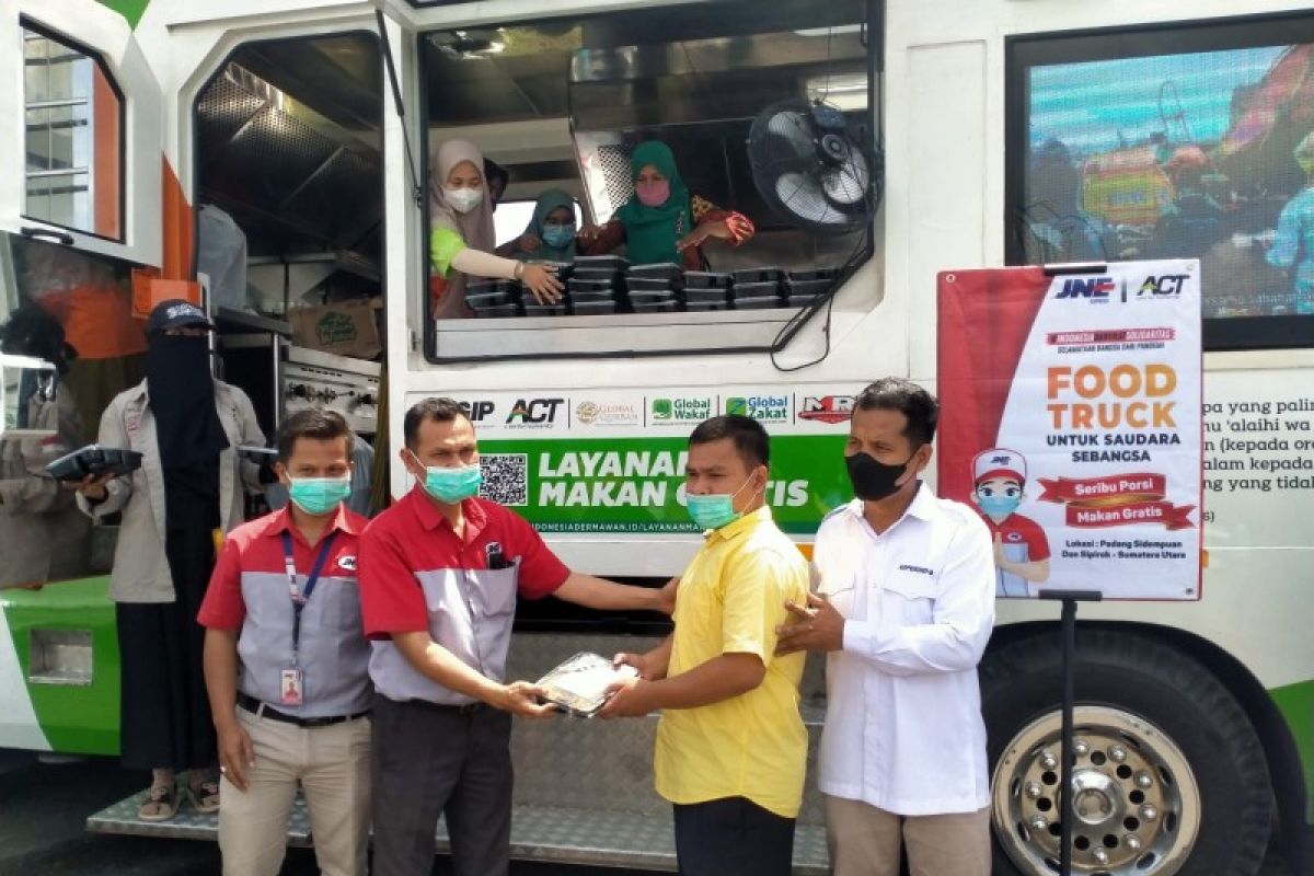 ACT bagikan paket makanan gratis untuk warga di Padangsidempuan