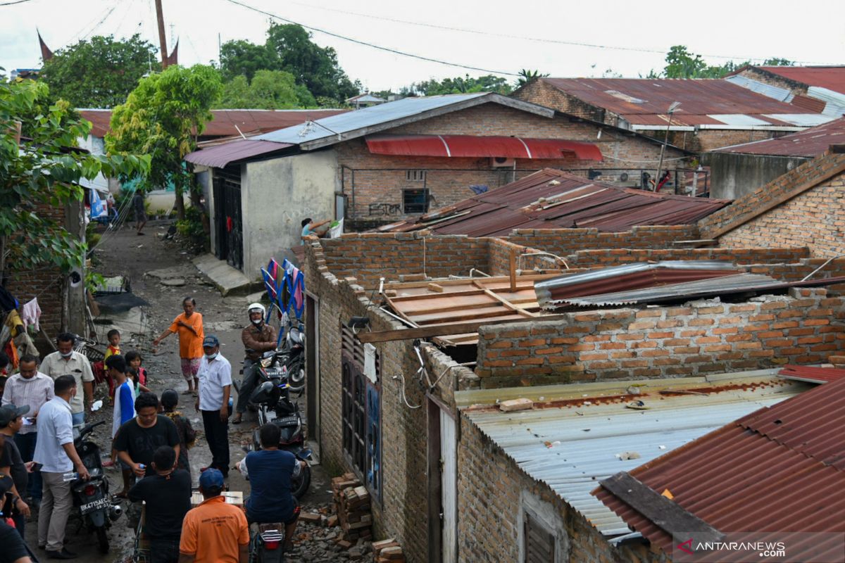 Bencana Angin Puting Beliung Di Medan Antara News