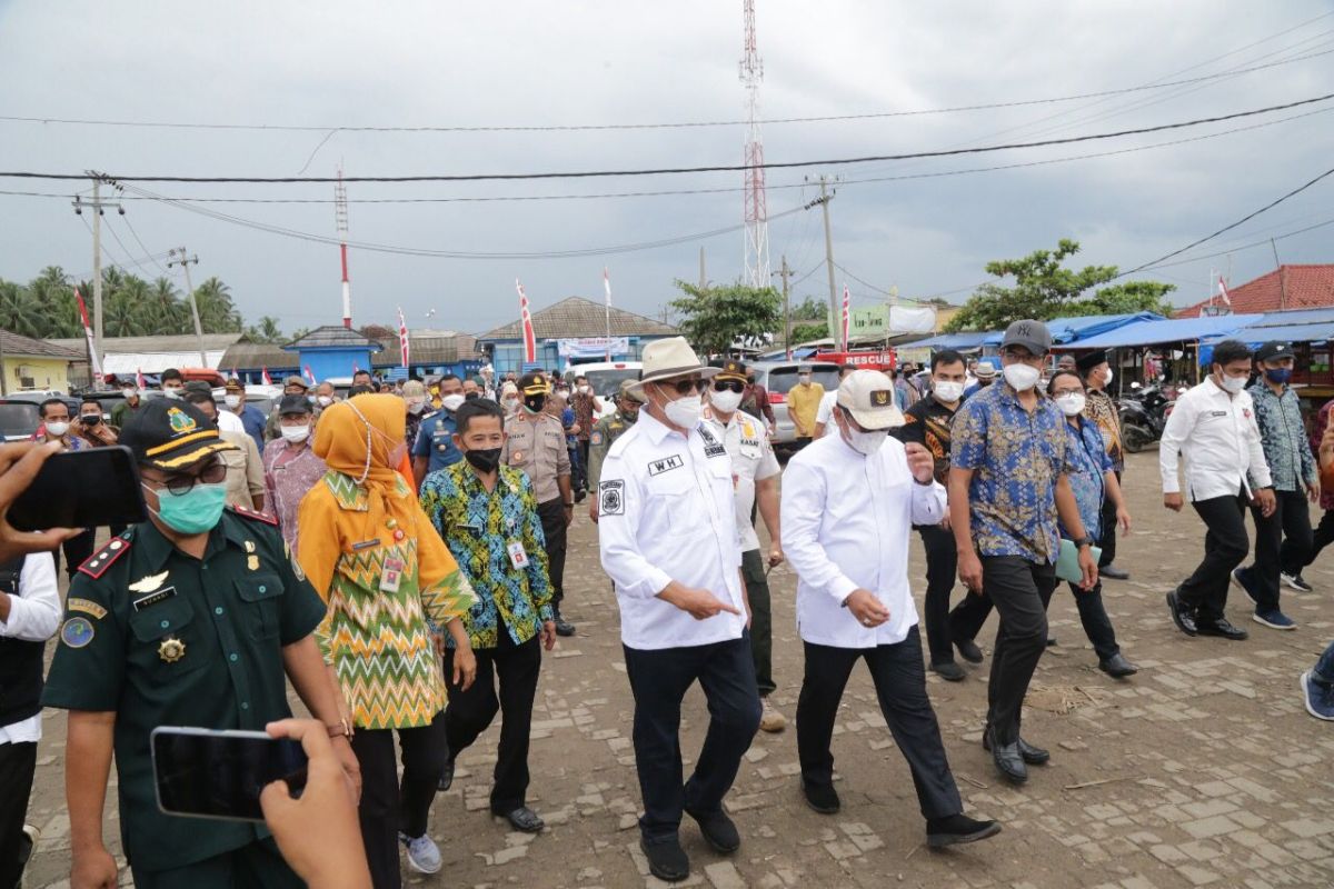 BPBD Banten lengkapi rambu bencana di Pantai Labuan