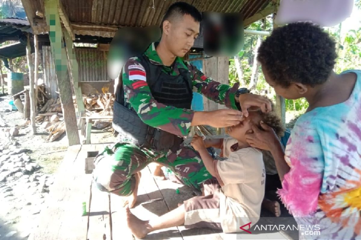 Satgas TNI Yonif 403 bantu obati infeksi mata anak perbatasan RI-PNG