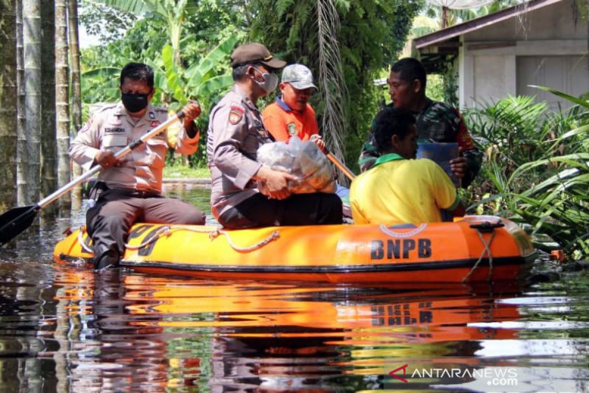 BPBD Kota Dumai bagikan 500 paket bantuan logistik dan makanan bagi korban banjir