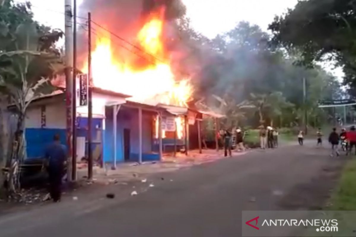 Kobaran api hanguskan kios grosir sembako di Palabuhanratu Sukabumi