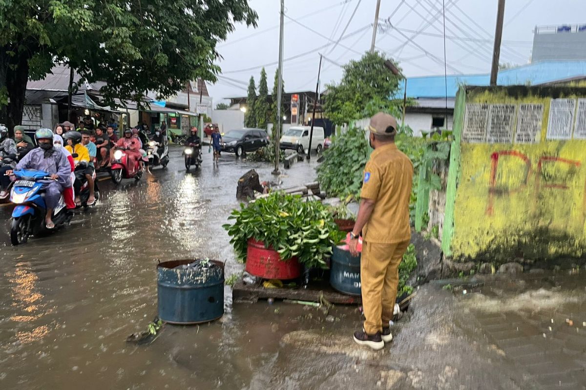 Warga di bantaran kali diimbau waspadai hujan lebat disertai banjir, patuhi peringatan BMKG