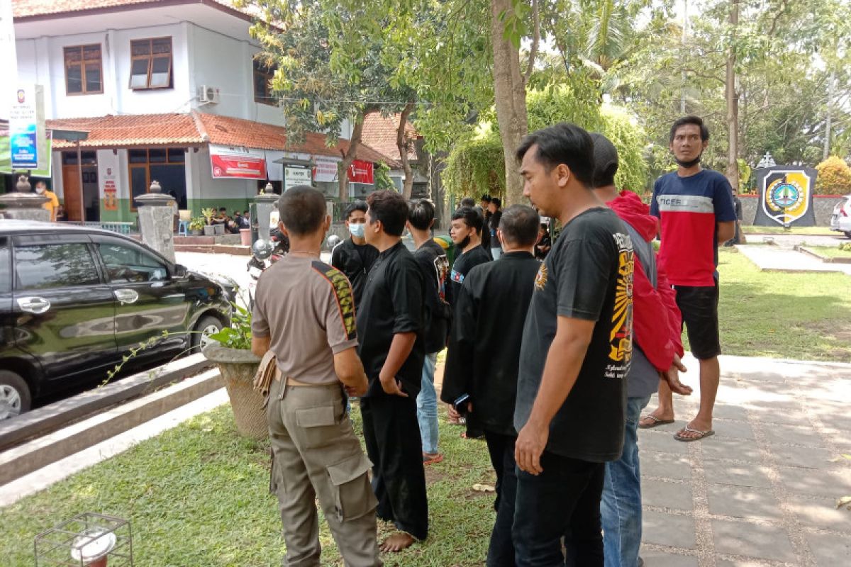 Polisi Tulungagung membubarkan latihan silat karena alasan PPKM