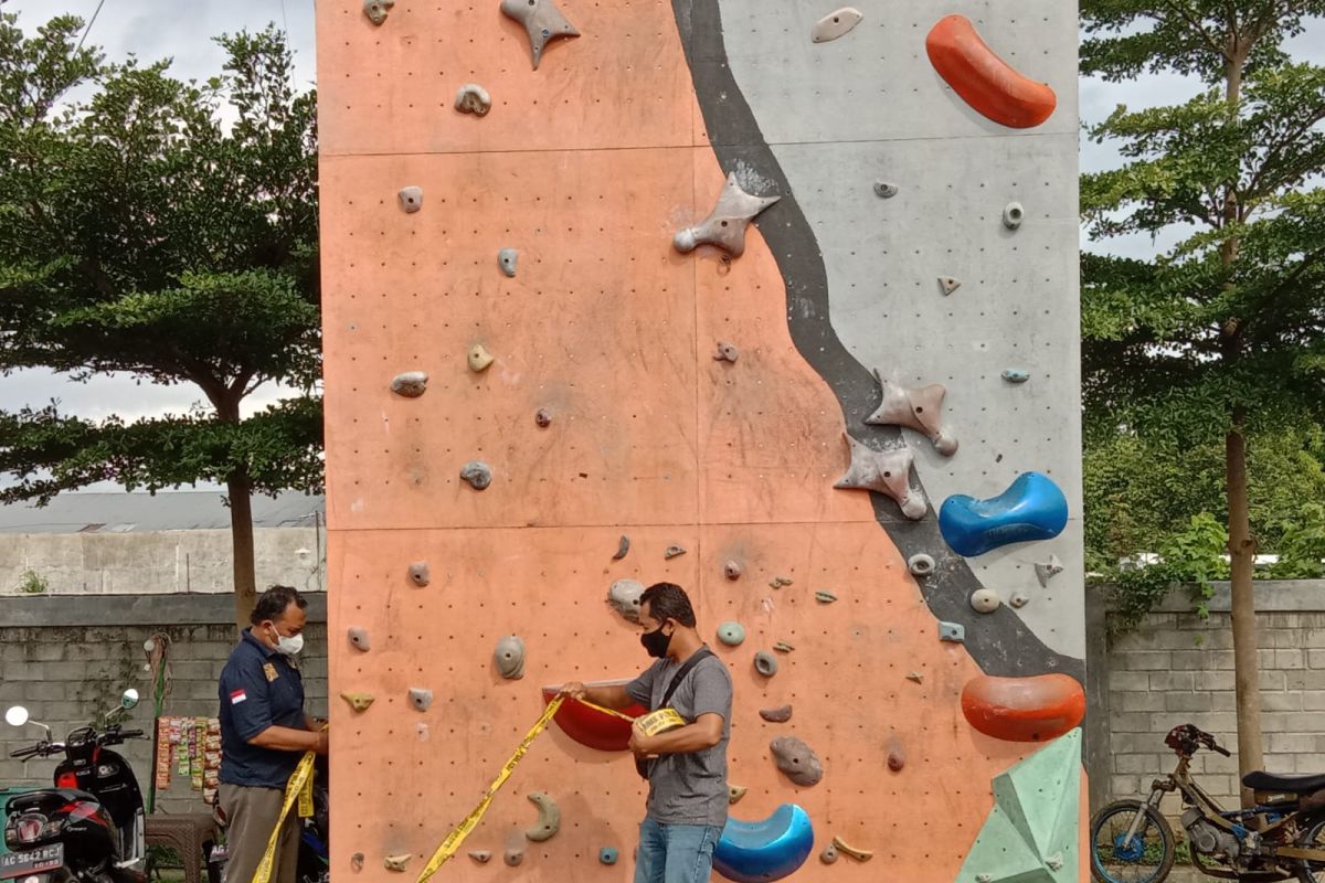 Saat latihan panjat dinding, siswa ini terjatuh