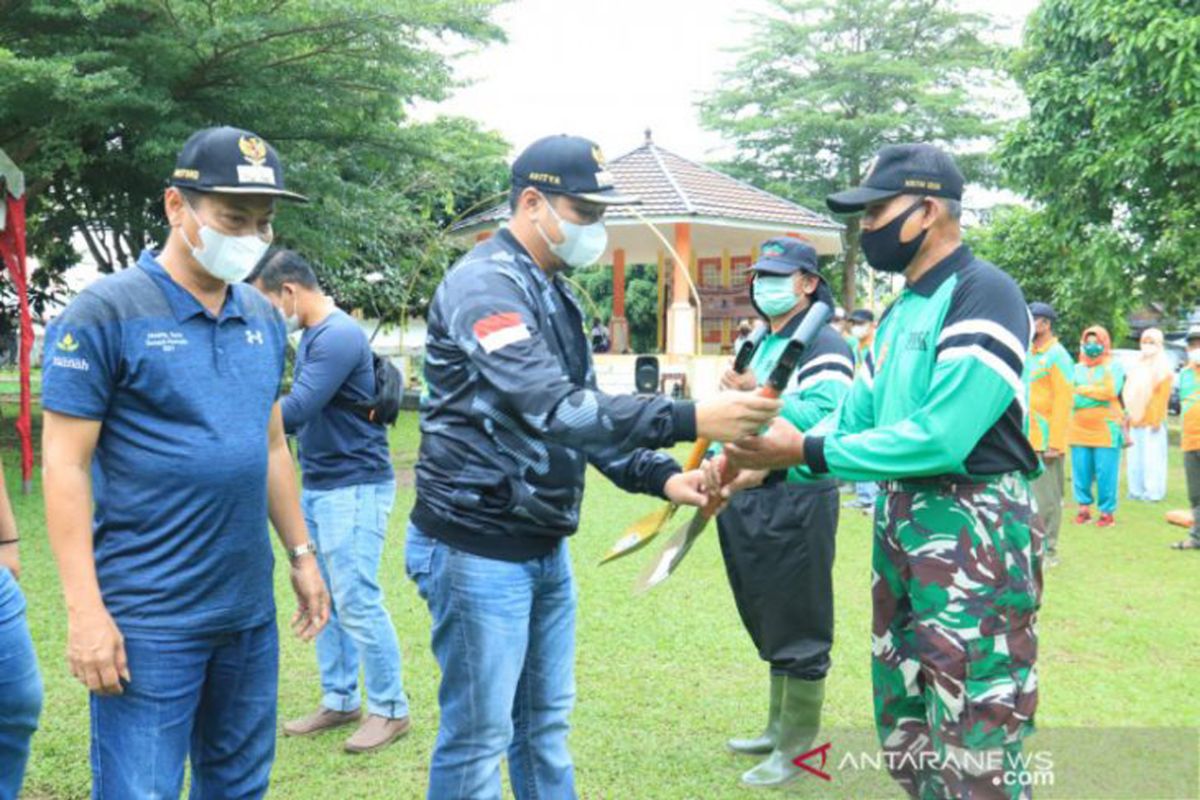 Pemkot Banjarbaru waspadai La Nina dengan bersihkan sungai