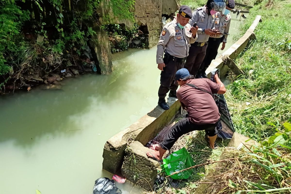 Mayat bayi perempuan bikin heboh pengunjung Danau Sipin