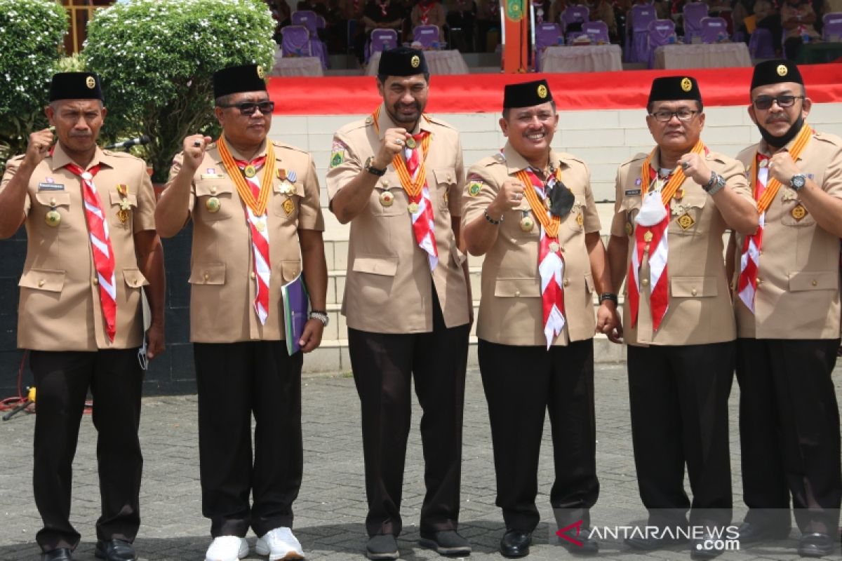 Bupati Aceh Barat terima penghargaan Lencana Melati Pramuka, Sekda terima Lencana Darma Bakti