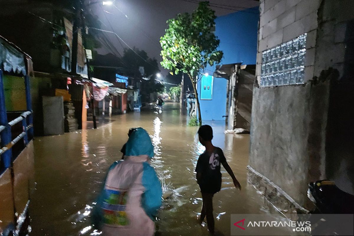 Warga Cipinang Melayu mengungsi akibat banjir