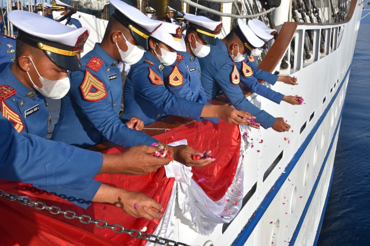 Kenang KRI Nanggala, Taruna dan Satgas KJK KRI Bima Suci tabur bunga di Laut Bali