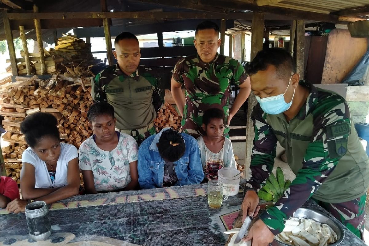 Satgas TNI Yonif 403 ajarkan warga perbatasan RI-PNG mengolah pisang