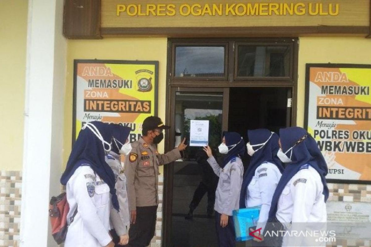 Polres OKU terapkan sistem scan barcode aplikasi peduliLindungi