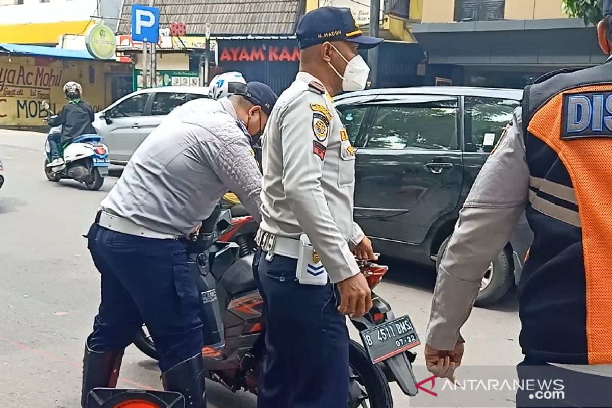 Belasan motor ditindak petugas karena parkir di trotoar Tanjung Duren