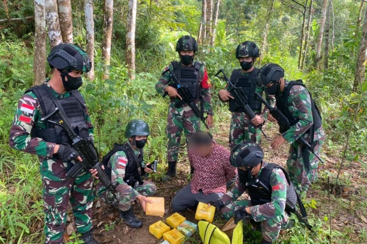 Satgas Pamtas hadang penyelundup 8,1 kilogram sabu di Sajingan Kalbar