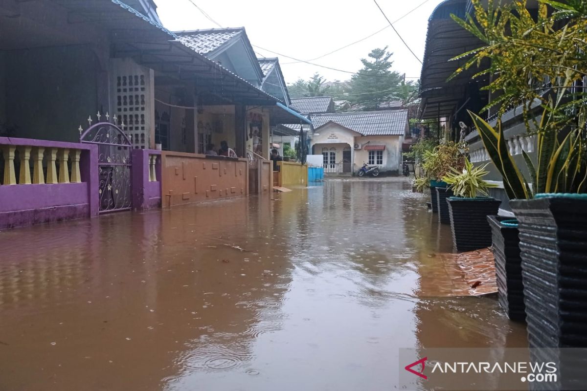 Sejumlah perumahan dan jalan di Tanjungpinang digenangi air