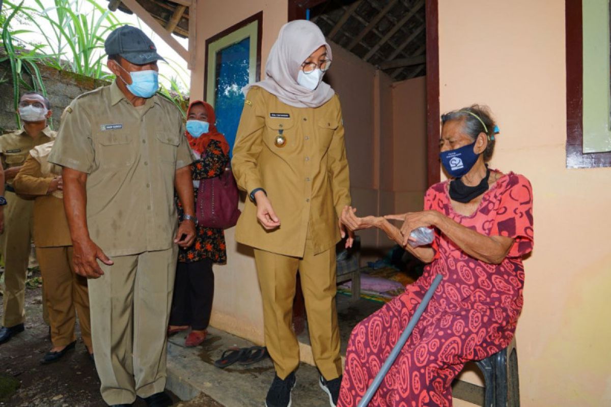 Bupati Banyuwangi berkeliling tinjau program vaksinasi jemput bola lansia
