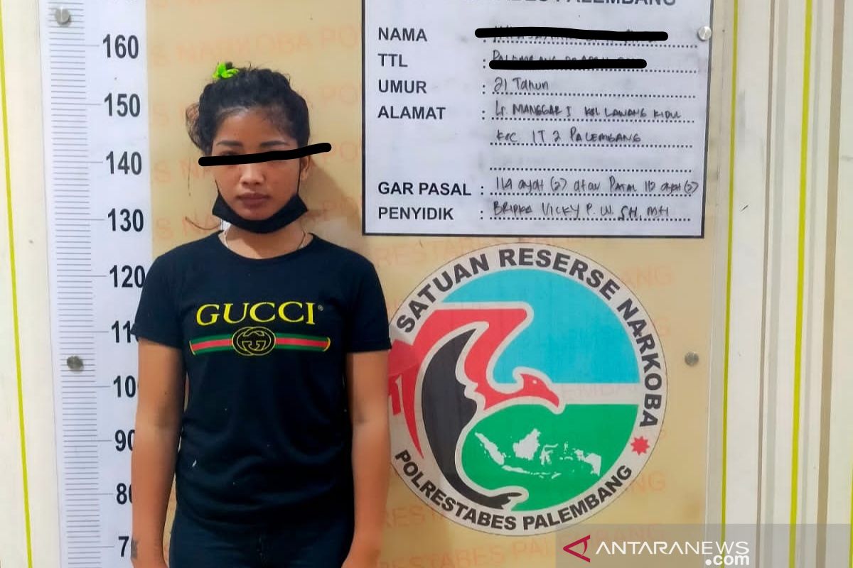 Polrestabes Palembang tangkap ibu rumah tangga pengedar sabu-sabu senilai Rp68 juta