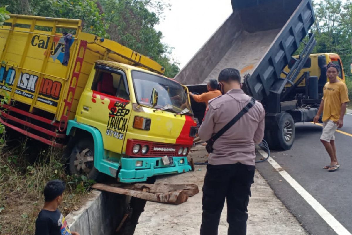 Truk bermuatan bahan bangunan terguling di tanjakan Sajang Sembalun