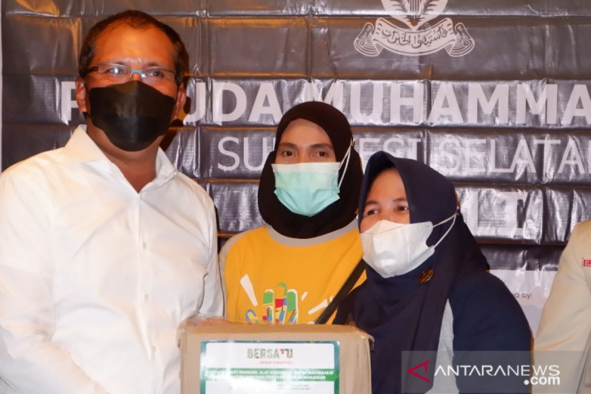 Pemuda Muhammadiyah Sulsel salurkan paket sembako di Makassar