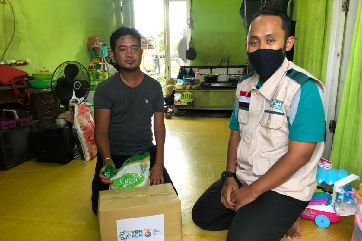 YBM PLN Ketapang salurkan bantuan paket sembako