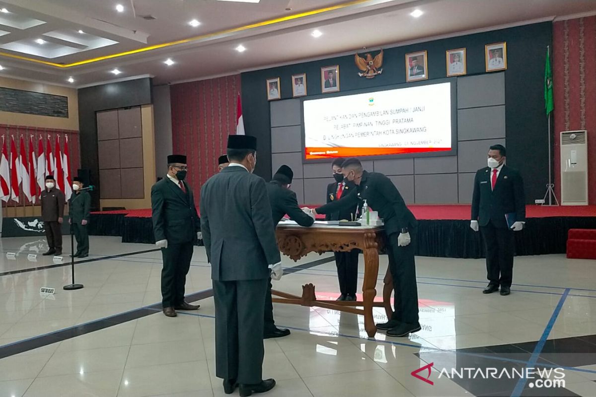Wali Kota Singkawang lantik delapan pejabat terpilih seleksi JTP tahun 2021