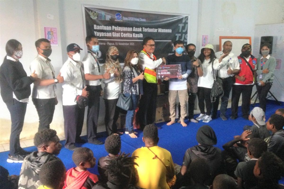 AirNav Wamena berikan alat belajar anak jalanan di Jayawijaya