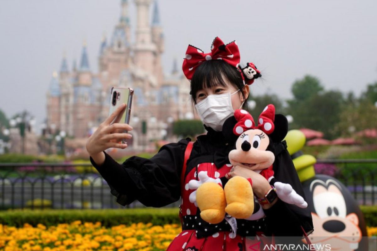 Telusuri kasus COVID-19, Disneyland Shanghai dikunci