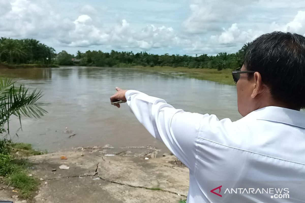 Dengan alasan ini, masyarakat harapkan perkuatan tebing sungai Batang Saman Pasbar