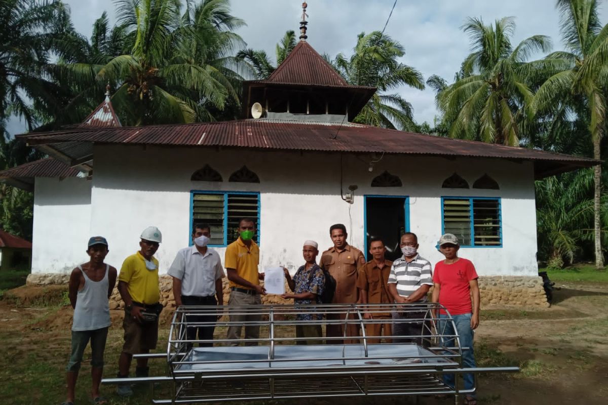 Satu keranda dan tempat mandi mayat bantuan PT AMP Plantation pada Masjid Nurul Muttaqin