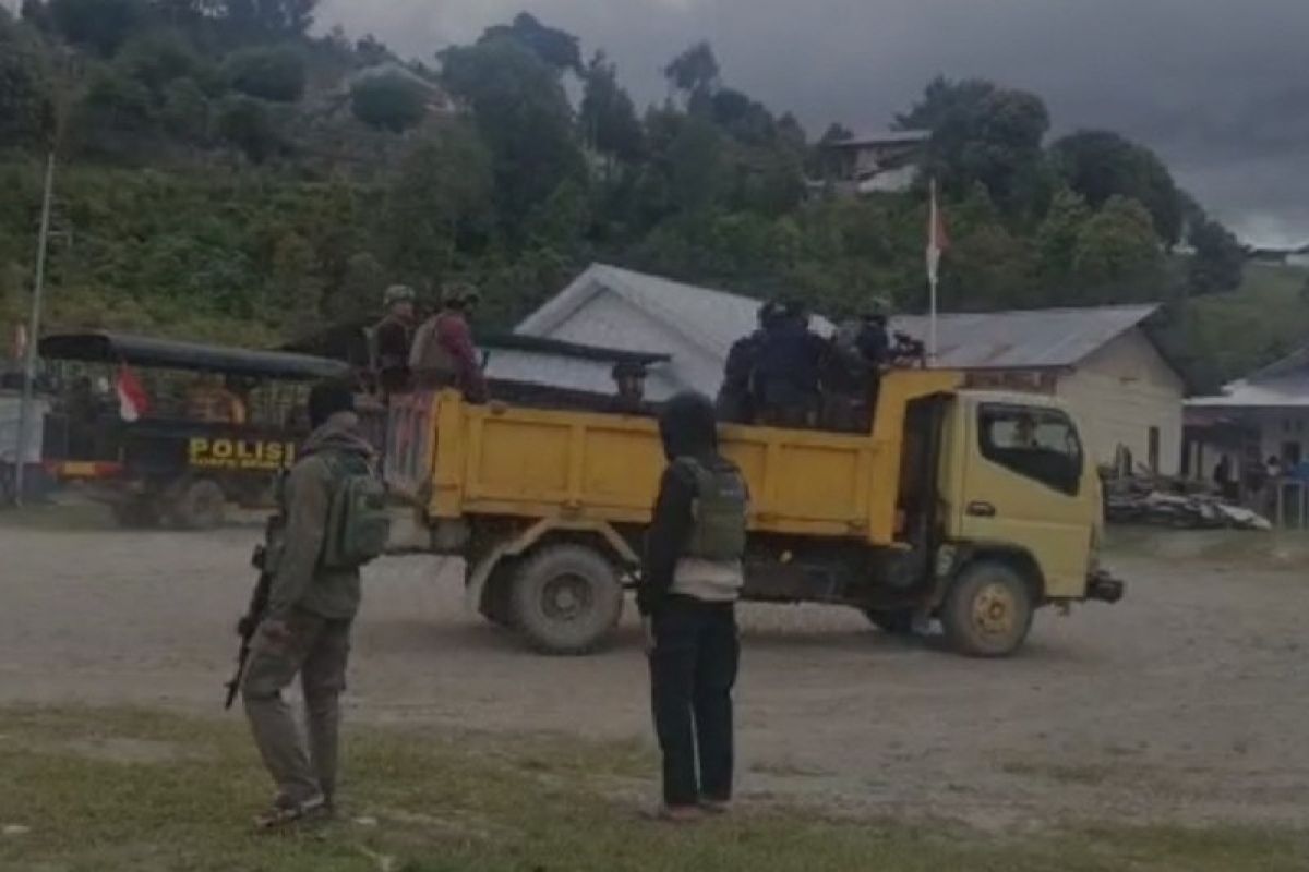 Bupati Intan Jaya Papua kirim kurir ke KKB untuk atasi gangguan keamanan